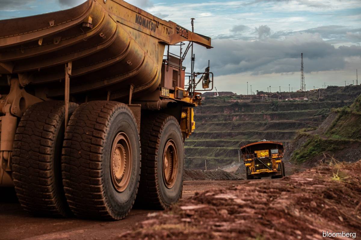Goldman says commodities to benefit as central banks cut rates